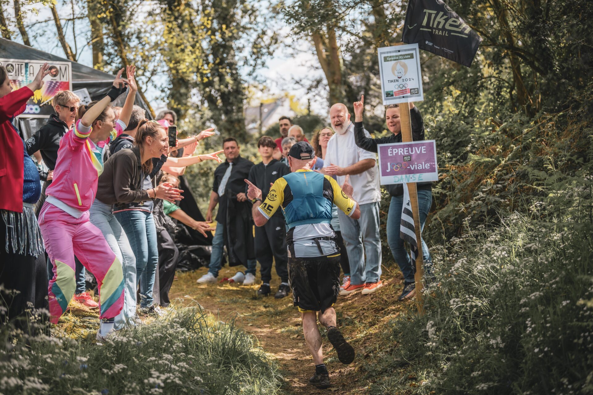 Tiken Trail Trailer passant par "la boîte à pom" du Tiken Trail 2024.