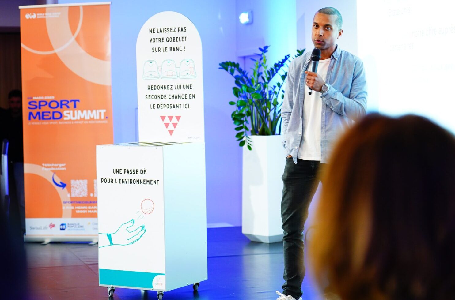 Flycup lance des collecteurs de déchets pour les stades et arenas